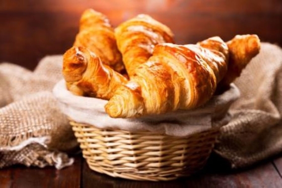 Los emulsores naturales de la comida de la goma suave empanan la crema hidratante de emulsión