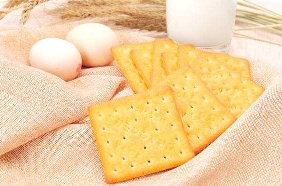 123-94-4 polvo blanco del monoestearato dispersible de la glicerina del agua del emulsor de la comida E471